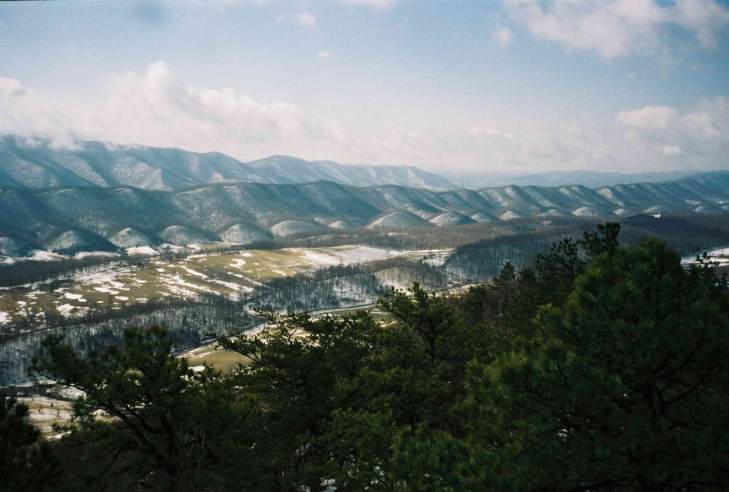 산 정상에서 촬영한 산맥 이미지
