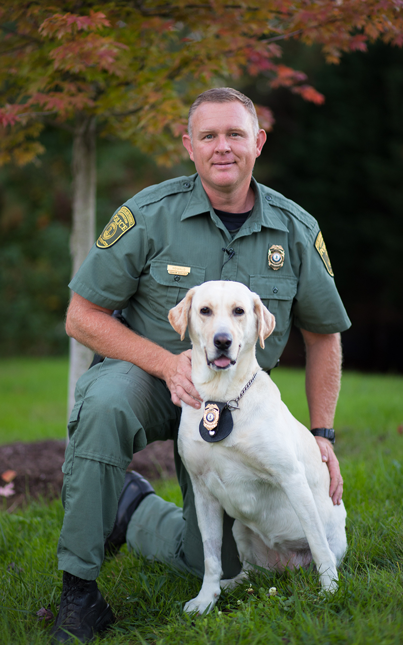 리처드 하워드와 은퇴한 K9 장교가 스카우트라는 이름의 노란색 실험실을 운영하는 이미지